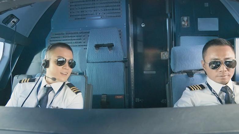 飞机挡风破裂数百人被困万米高空,玻璃破裂飞机迫降视频