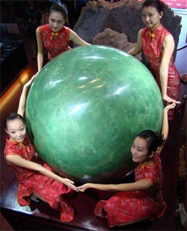 男子跋涉千里挖出6吨重夜明珠,男子挖出直径一米的夜明珠