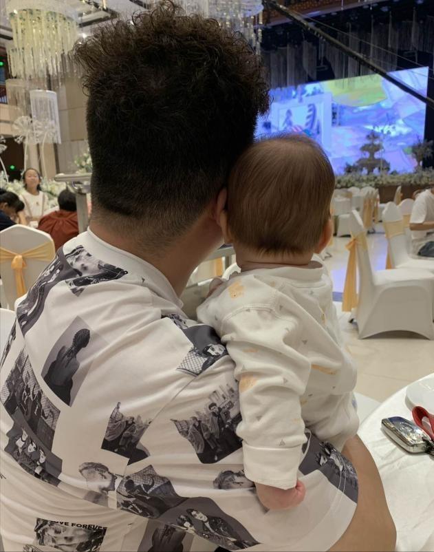 我，32岁奶爸，独自在非洲带娃创业，为了孩子安全，每天带俩警察