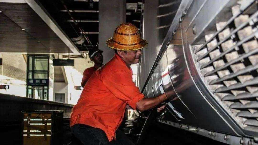 火车内的4个“秘密”：神秘的乘务员规定和震撼的鸣笛传统！