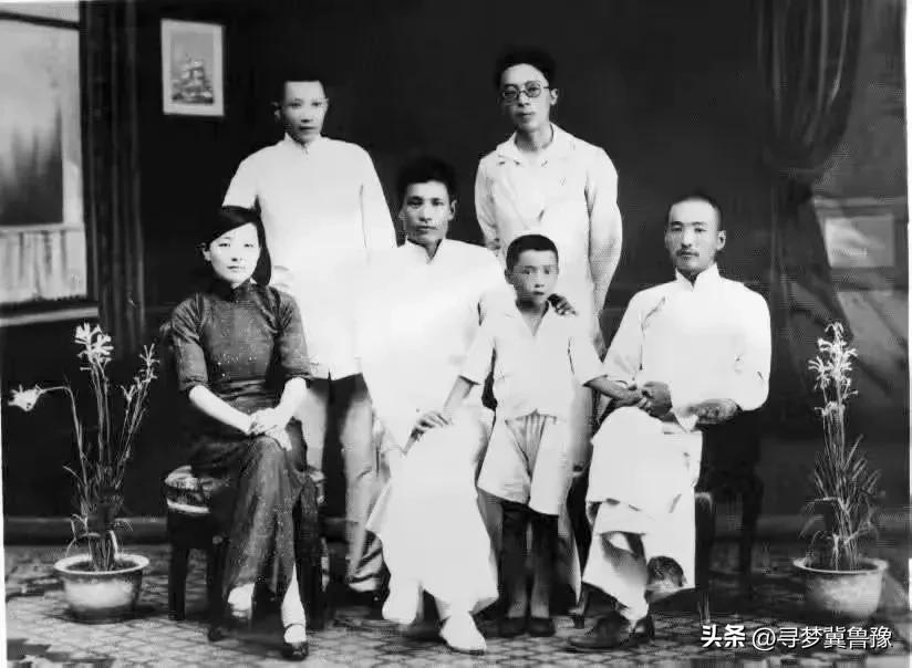 王司令身后常跟七八个盒子，每人都一长一短，人手一辆洋车子…