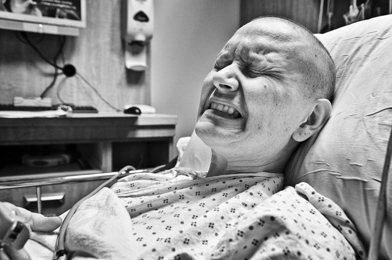 卵巢癌是“沉默的杀手”，病发时除了腹痛，还需留意3种异常