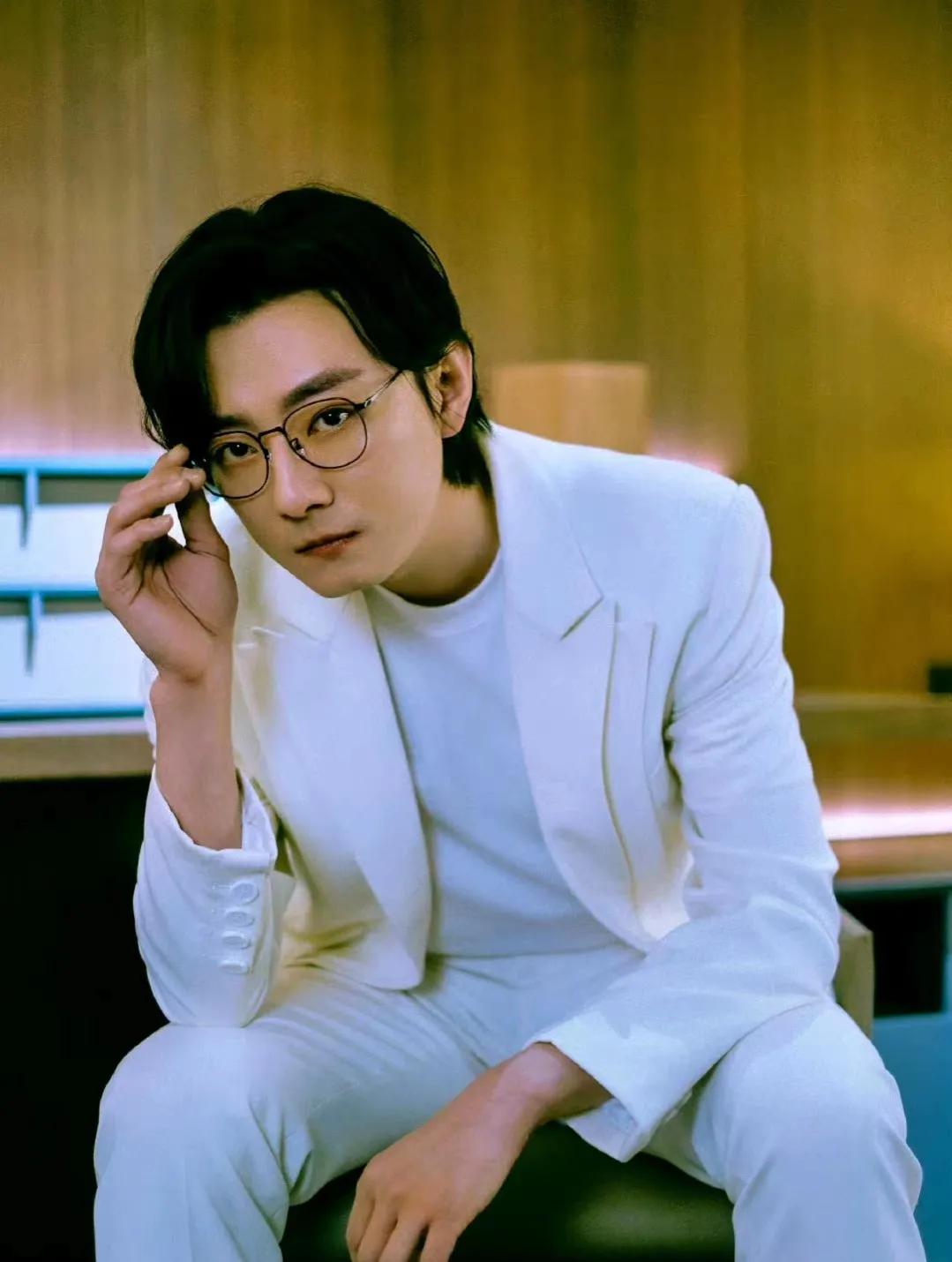 高启盛走路走红,高启盛上学的照片