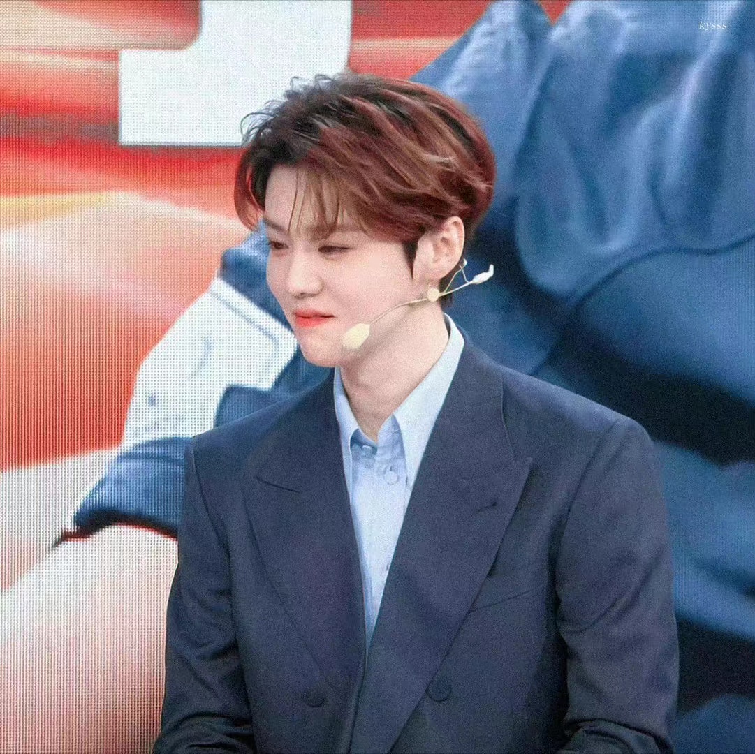 鹿晗蓝色西装世界杯,鹿晗穿西装解说世界杯