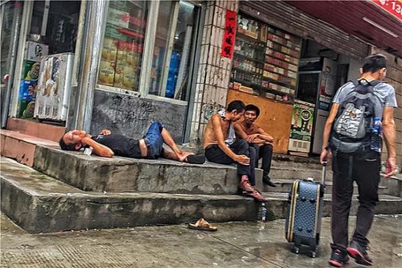 “三和大神”：每天混日结，为了口吃的，有人甚至会*身卖**份证