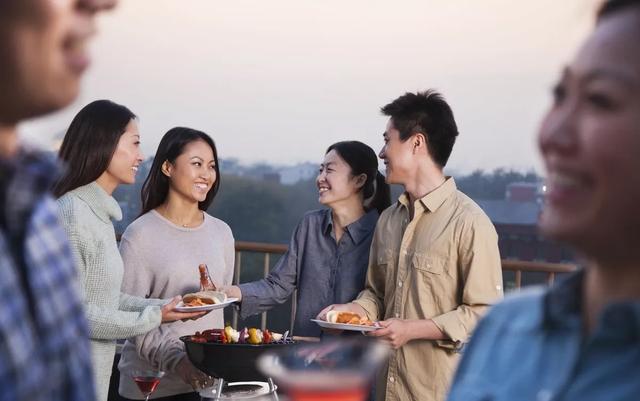 同学会拒绝炫富攀比,同学会穿搭被别人比下去