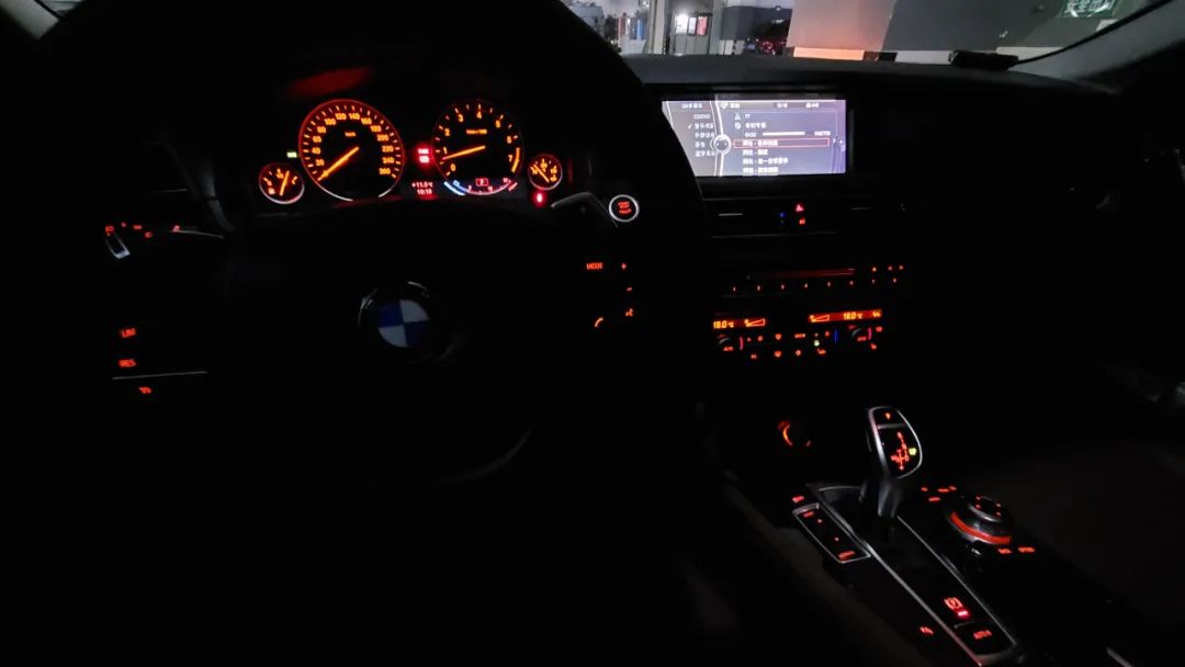 宝马x56缸和4缸的区别,18款宝马x1三缸发动机