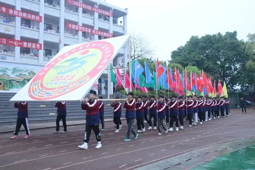 李中学子多矫健运动场上展英姿—李渡中学第四十届田径运动会纪实