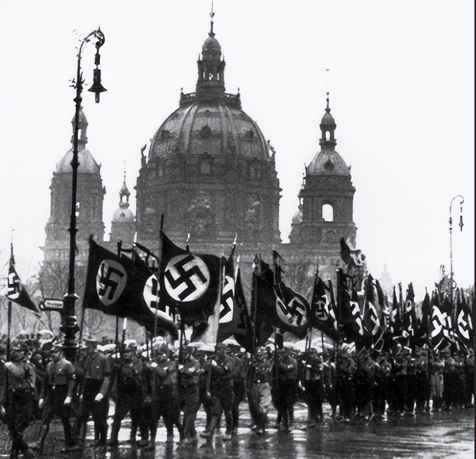 1933年希特勒上台和纳粹德国的崛起：纳粹主义对德国和全球的影响