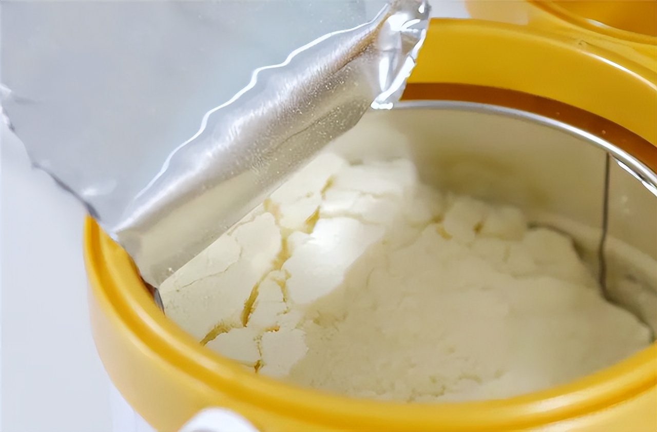 奶粉兑了多久就不能给宝宝喝了,奶粉过了一个月还能给宝宝喝吗