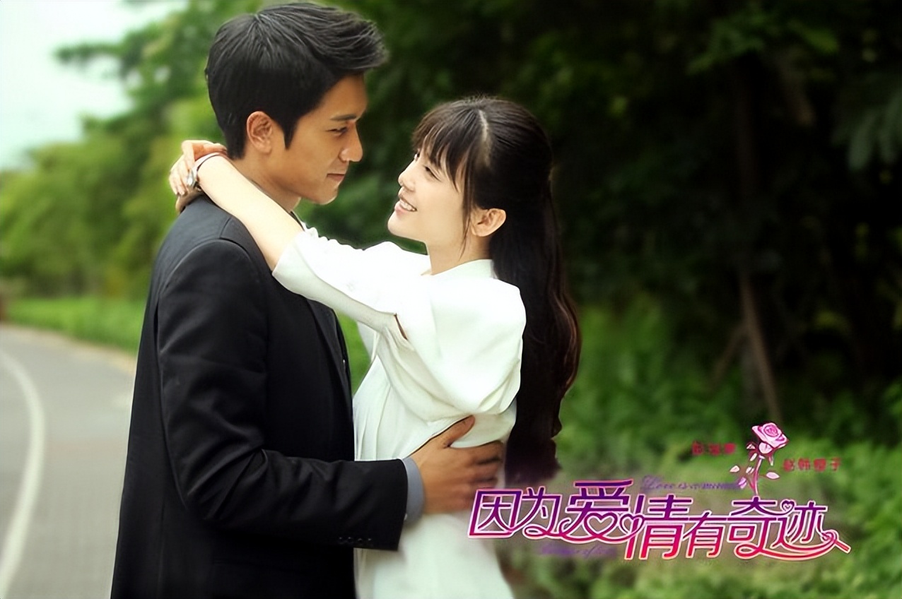 红毯假摔、穿透视装、碰瓷“迪幂孟扎”，赵樱子是要“黑红”到底