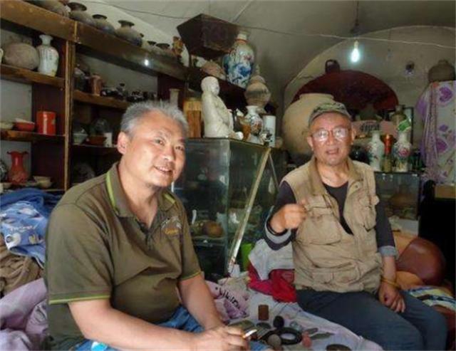 七旬老人50年收藏千万,老人痴迷古玩