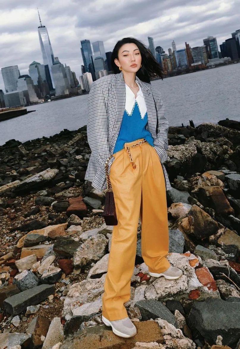 秋日马甲穿搭的n种,春天咖色格子针织马甲怎么搭配