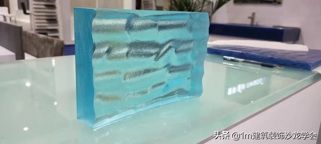 玻璃和玉石材质有什么区别,透光玉石玻璃是什么