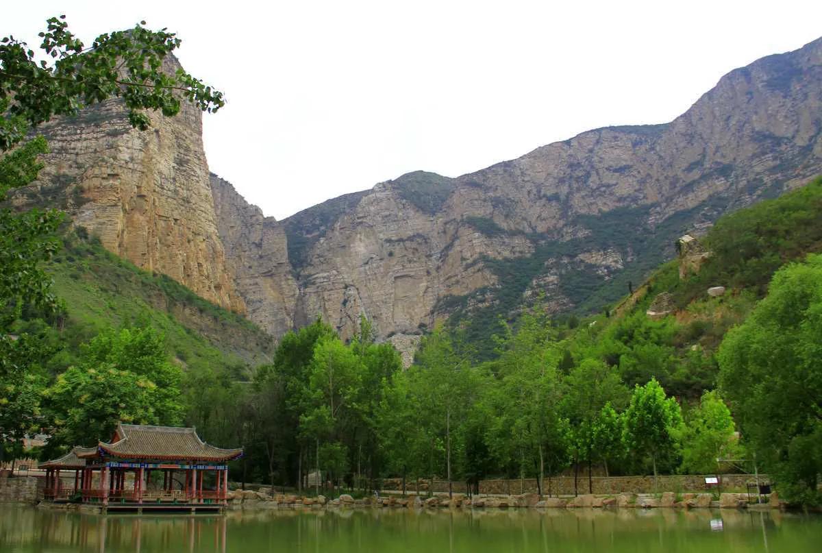 清王含光晚年隐居王官谷：门对天柱峰，窗掛千尺瀑。