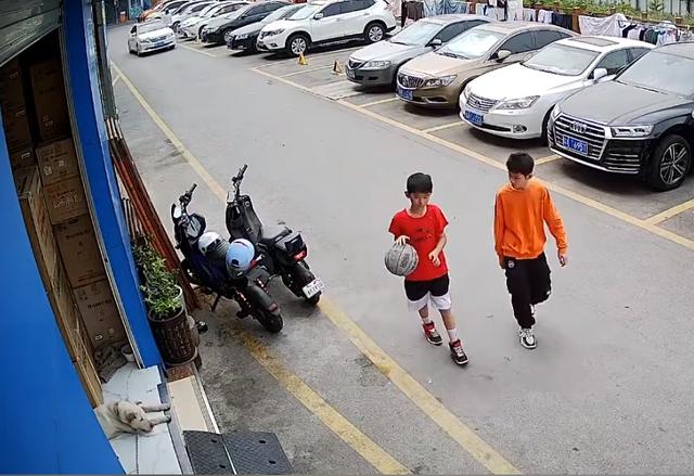 监控拍下2岁孩子一幕惊呆众人,监控拍下的一幕小孩打篮球