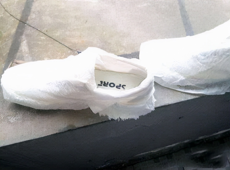 白鞋洗完后晾晒干了发黄怎么办,为什么小白鞋洗了晒会变黄