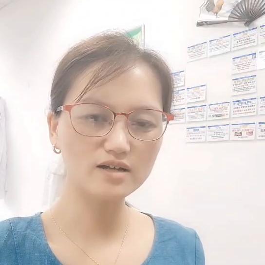 小鸡为什么站不稳总是跌倒,小鸡总闭着眼睛叫站不稳怎么治