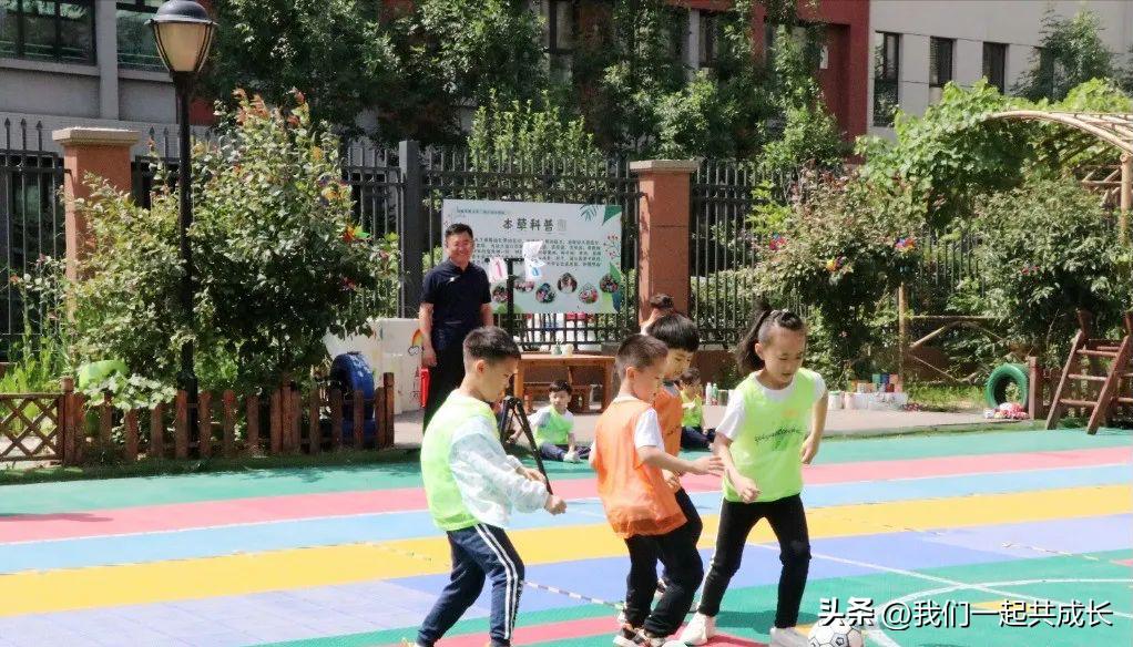 幼儿园足球友谊赛,幼儿园足球友谊赛家长齐上阵