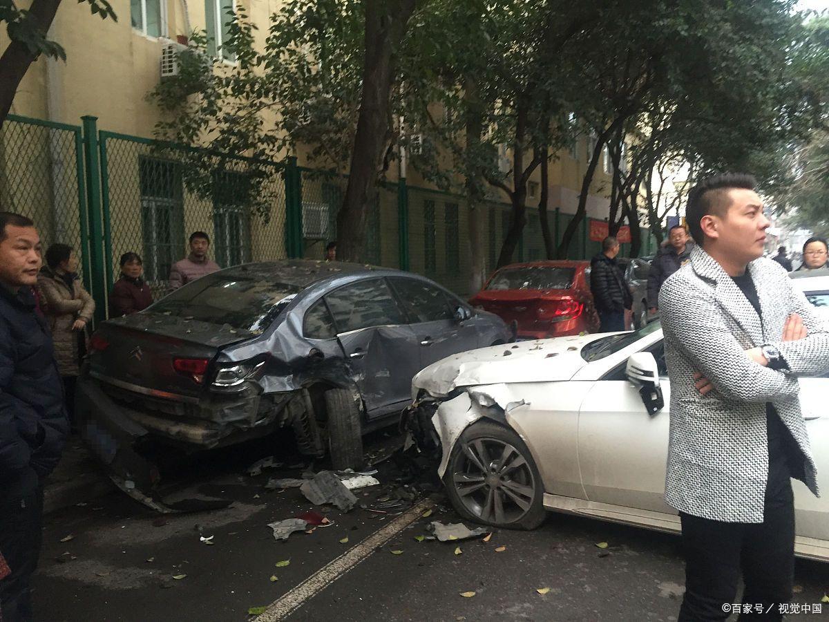 车辆在小区被撞如何找物业赔偿,车辆在小区内被砸怎么处理