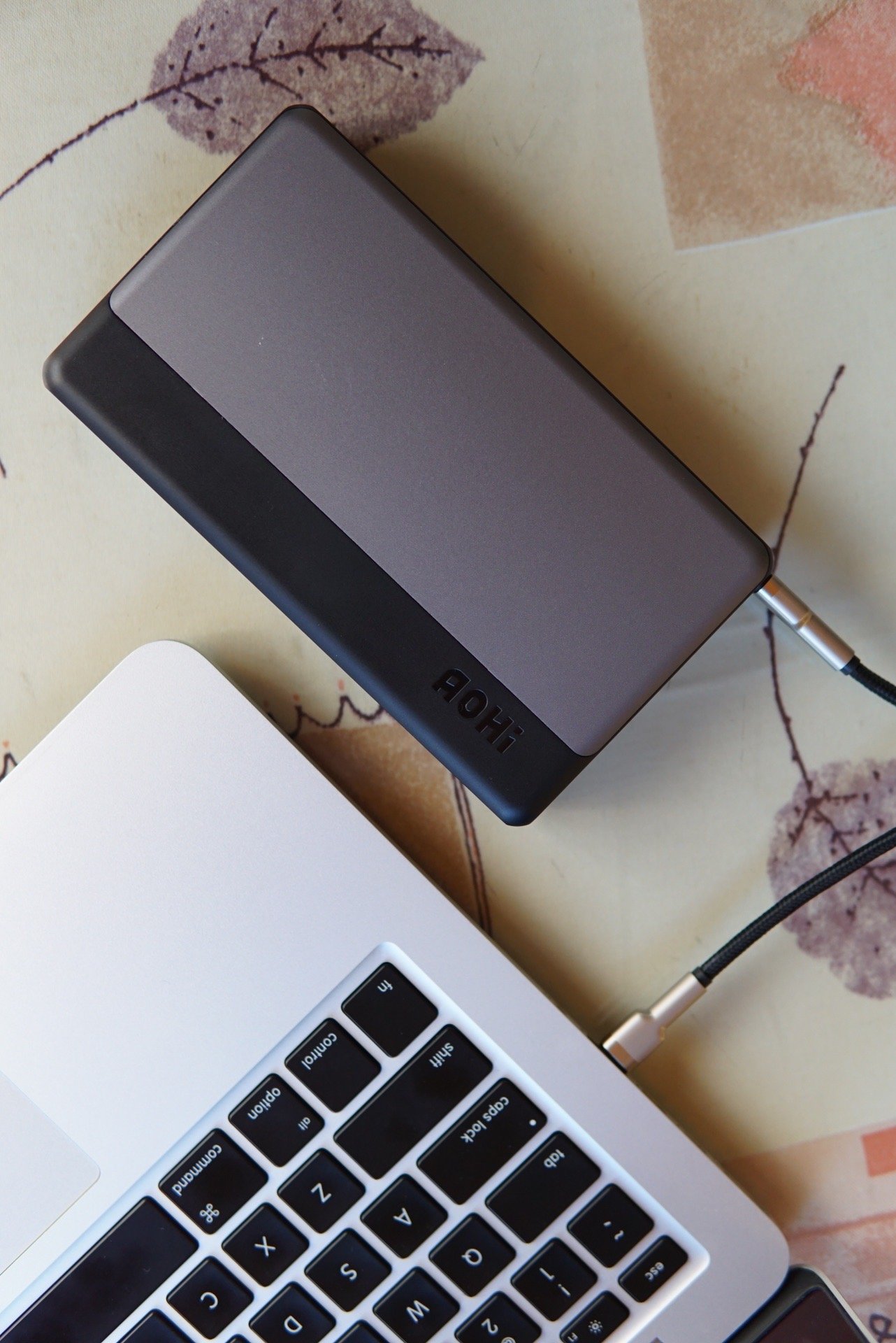 aohi100w充电宝,能给电脑100w充电的充电宝