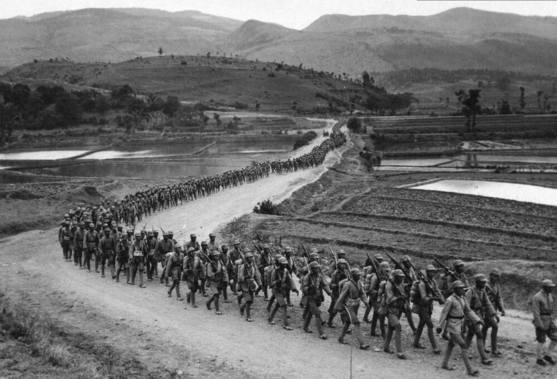 49年淮海战役结束，庆功宴上一位司令员掀桌子，邓公：他是一根筋