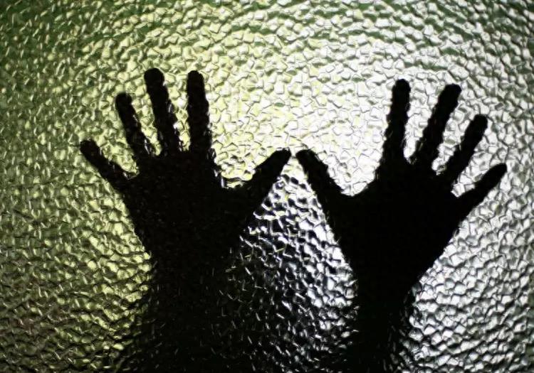 北京27岁警察妻子残忍虐待5岁继女,强迫吃粪便,一年后报应来了