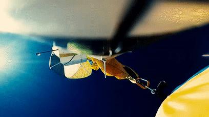 鸡蛋从100米高空落下怎样,鸡蛋怎样从高空中掉下来不碎