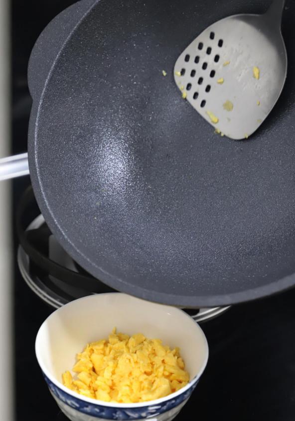 无惧铁铲麦饭石炒锅,居派碳晶不粘锅测评