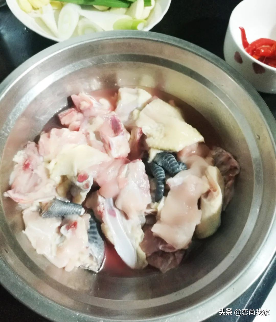 这个泡椒洋葱红烧鸡过年家里聚餐可以有，鸡肉去腥焯水就错了