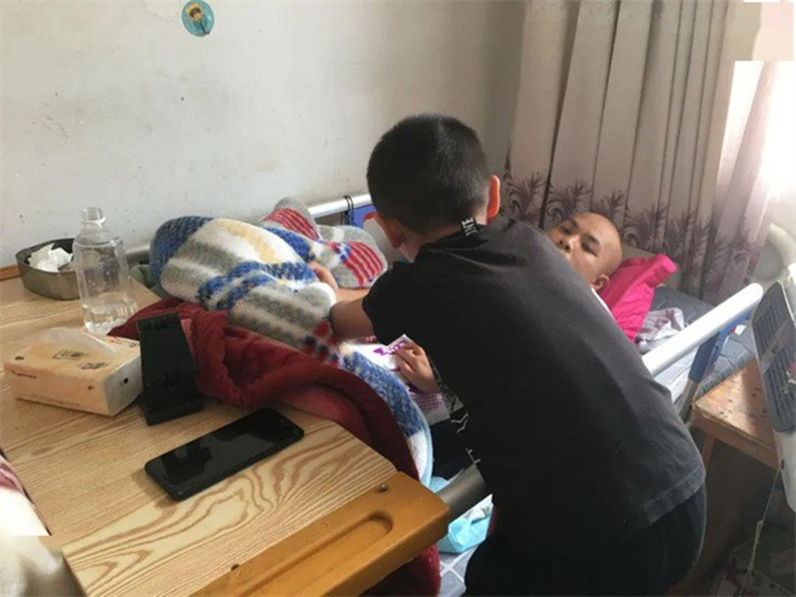5岁男孩照顾瘫痪爸爸如今怎样了,爸爸3年前成植物人