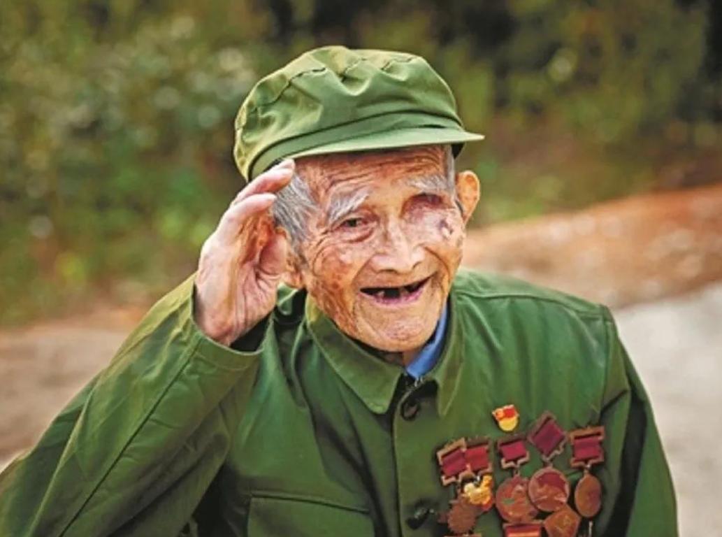 87岁老人为抗疫捐出2万,为疫情捐款2万的老人