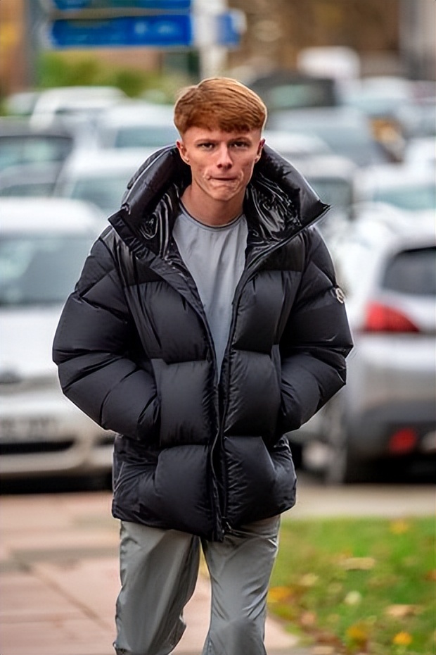 英国狱囚与狱警接吻,英国一女狱警爱上囚犯