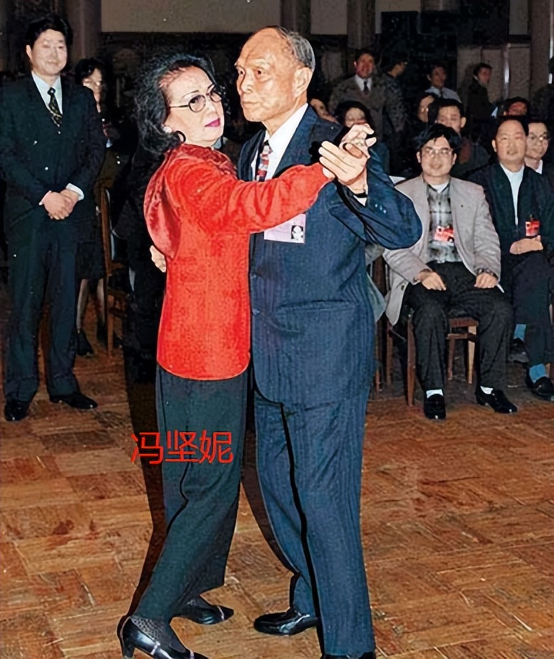 百年霍家：独尊大房，二房三房子女不与父合影，不得插手家族生意