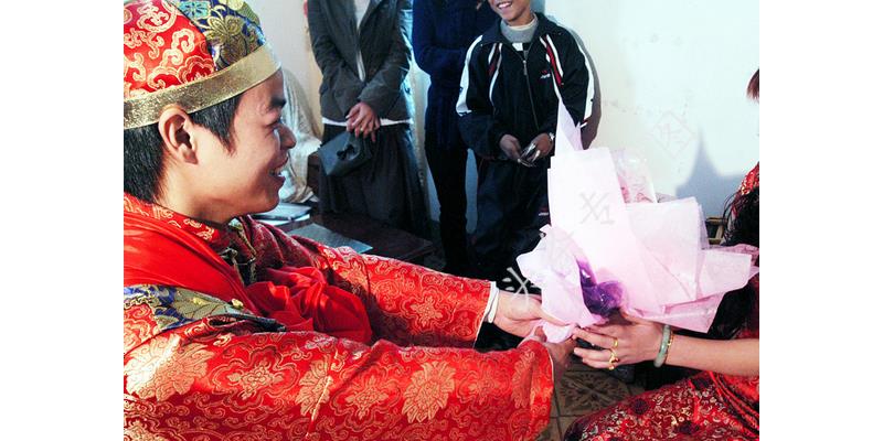 “姐，妈住院了，给5万”“你啥时候换妈了？我陪我妈逛街呢”