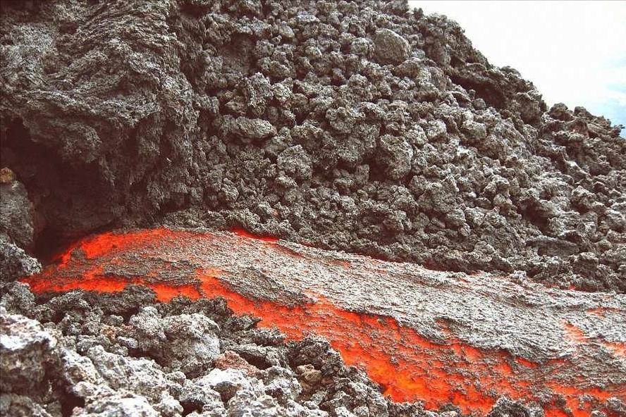 高粘性液体中不断增长的气泡的聚结