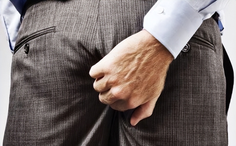 医生检查阴虱的镊子和刀片,男子发现阴虱