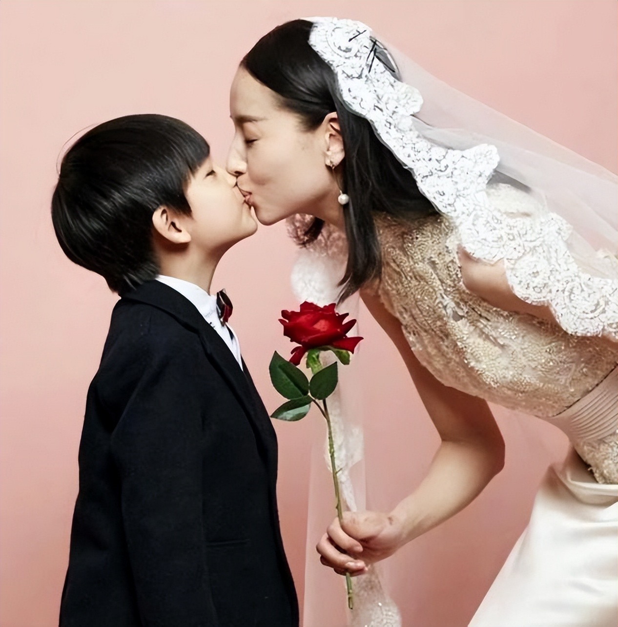 父女之间亲嘴的危害,父女亲脸拥抱违法吗