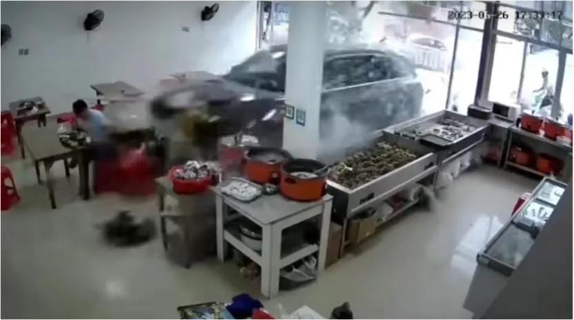 新能源汽车冲进餐馆撞飞2人后续,福建泉州新能源车撞人