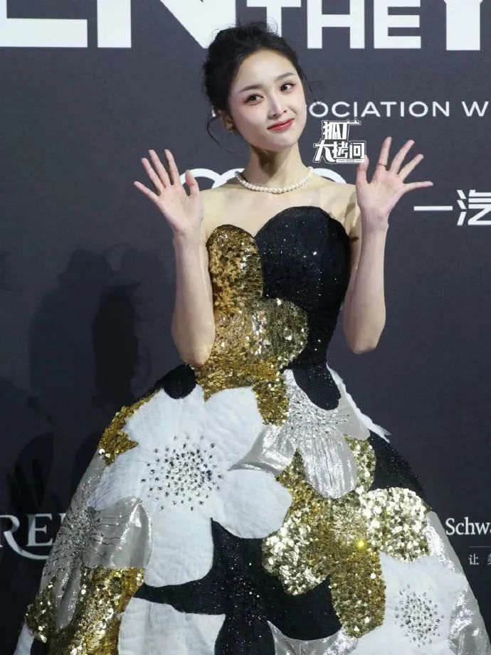 张嘉倪黑裙和网红同框,张嘉倪风波后首晒美照