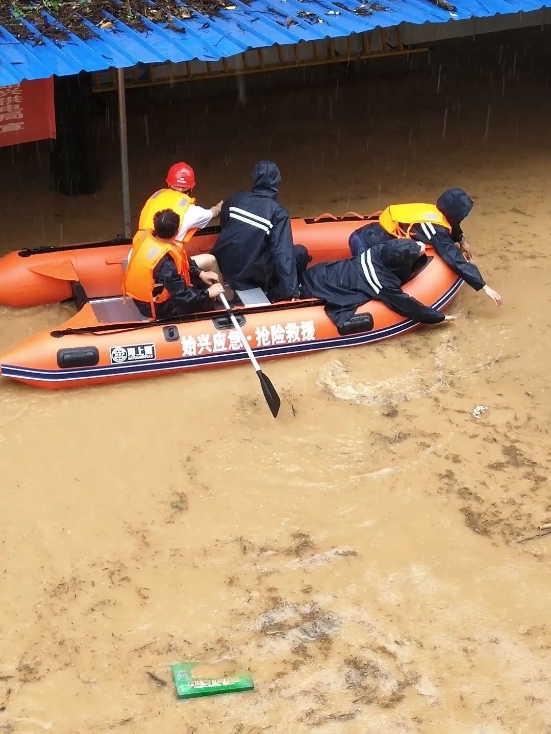 无惧风雨保供电守护光明暖万家,无惧风雨全力以赴抗洪