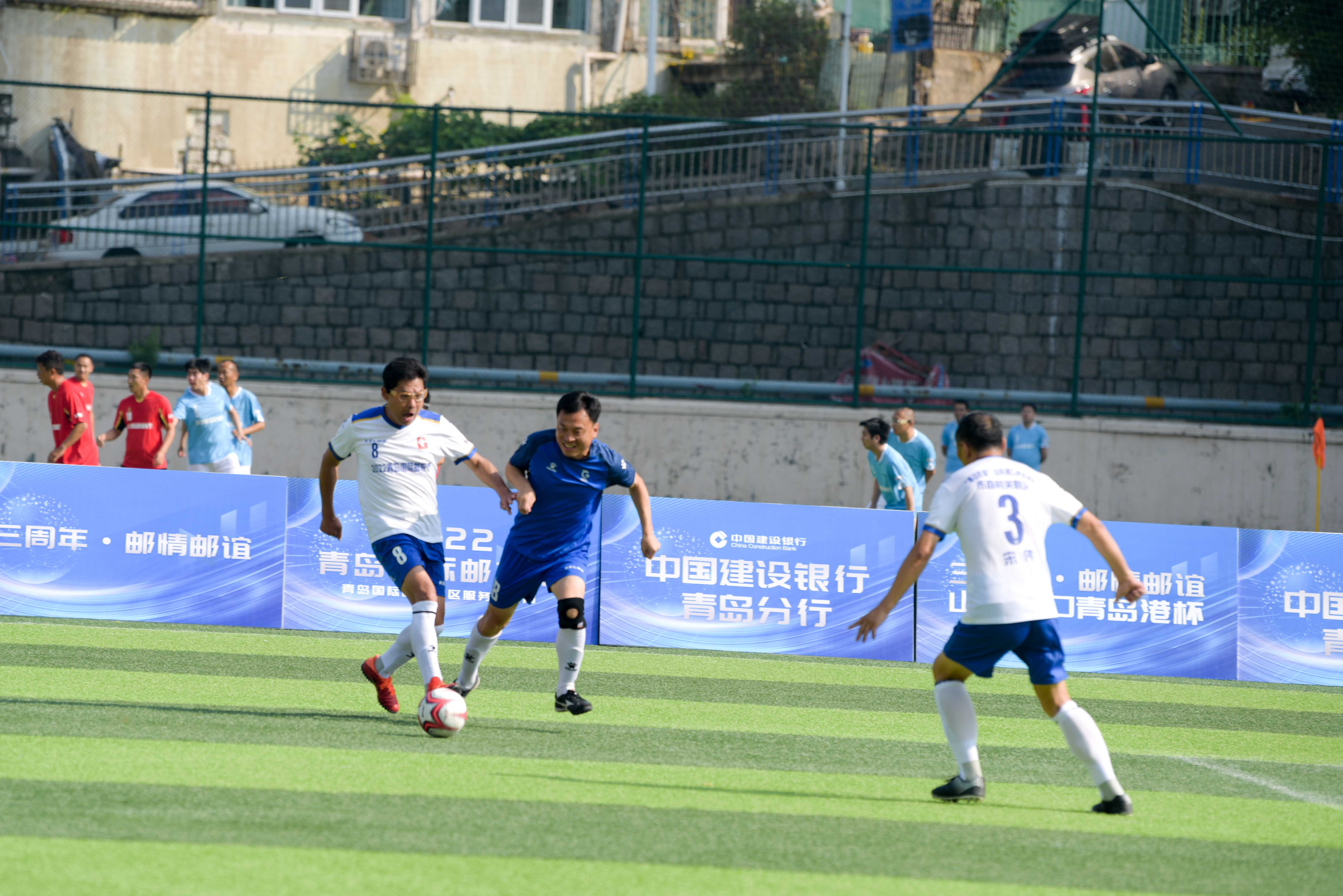 三周年一家人“邮”情“邮”谊“足”够精彩山东港口青岛港杯足球友谊赛活力开赛
