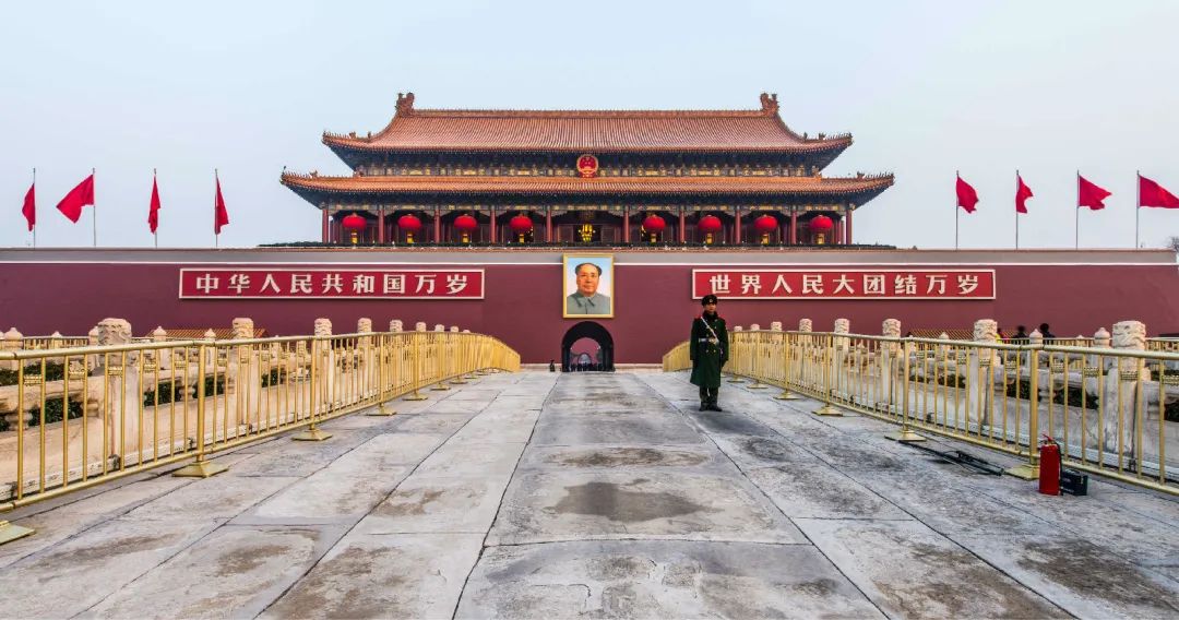 他是国徽、人民币主要设计者，还曾为开国大典毛主席画像