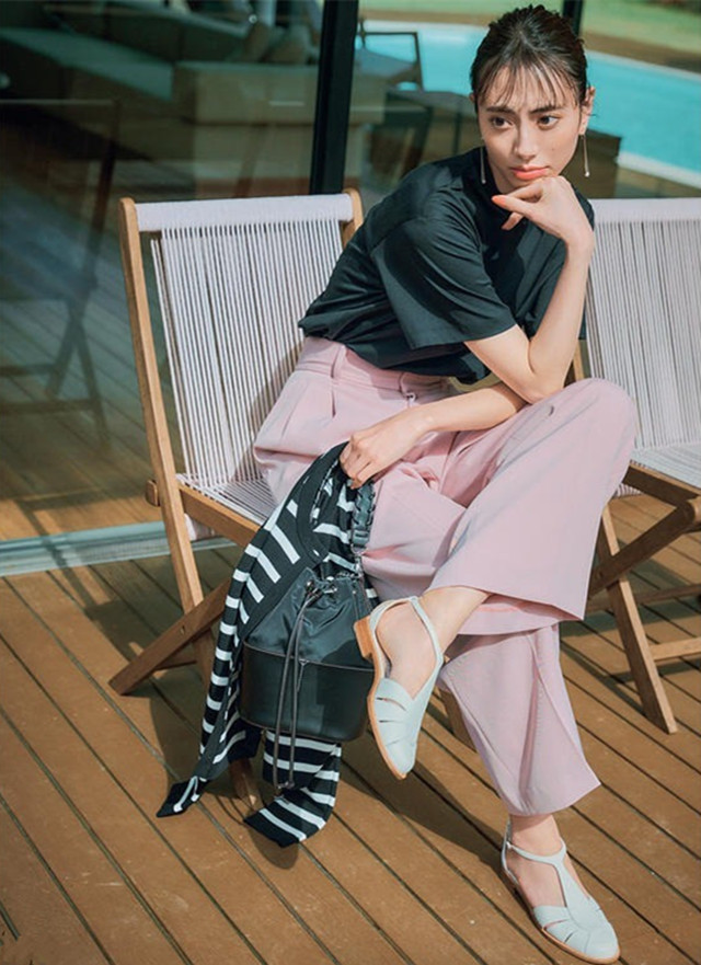 百搭运动休闲凉鞋穿搭,高跟银色凉鞋简单大方穿搭