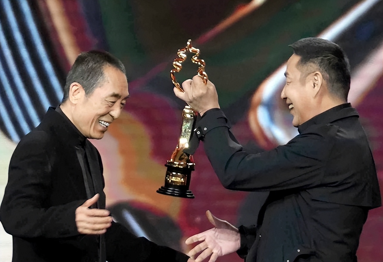 张颂文泪目北影节,北影节开幕式红毯张颂文害羞笑