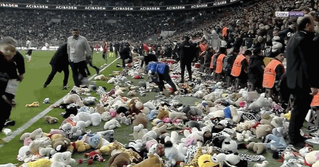 不是幻觉！土耳其球场下“泰廸熊雨”壮观场面为震灾儿童送暖打气