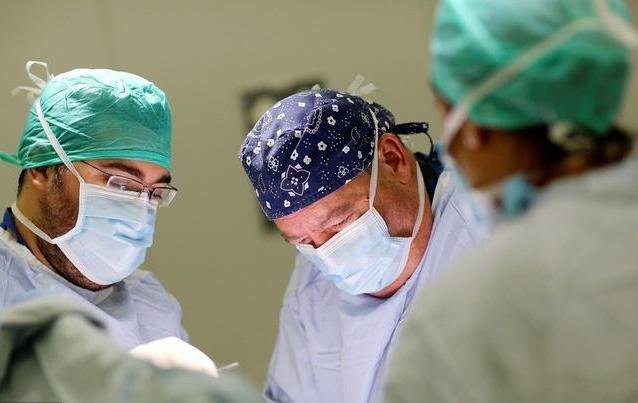 孩子颈部鼓起一个硬包图片,小孩颈部有鼓包颜色变重