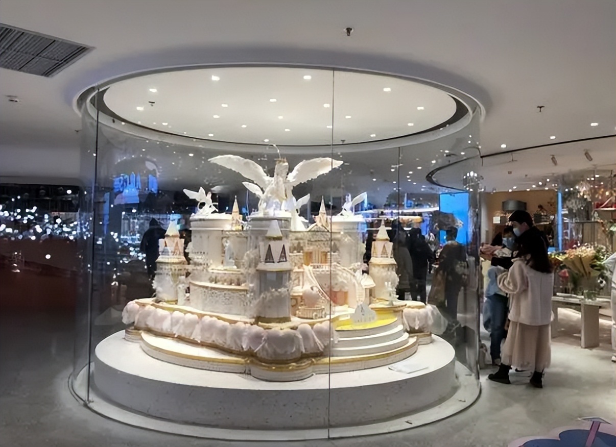 一个蛋糕1314万，中国首家1亿网红店凉了，搬出易烊千玺也没用