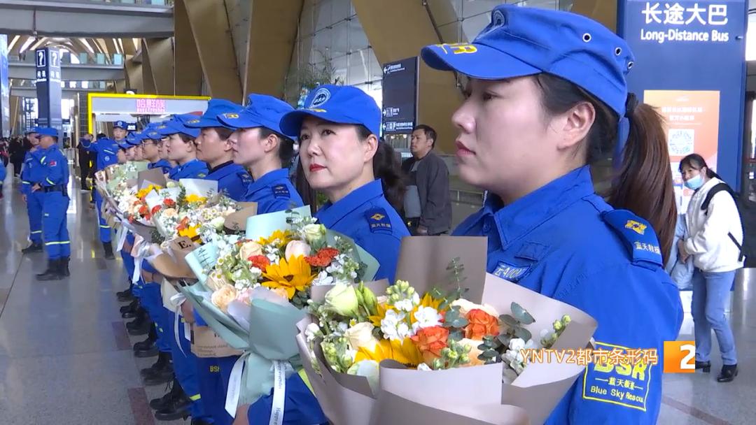 蓝天救援队英雄回家,蓝天救援队回家队长哭了视频