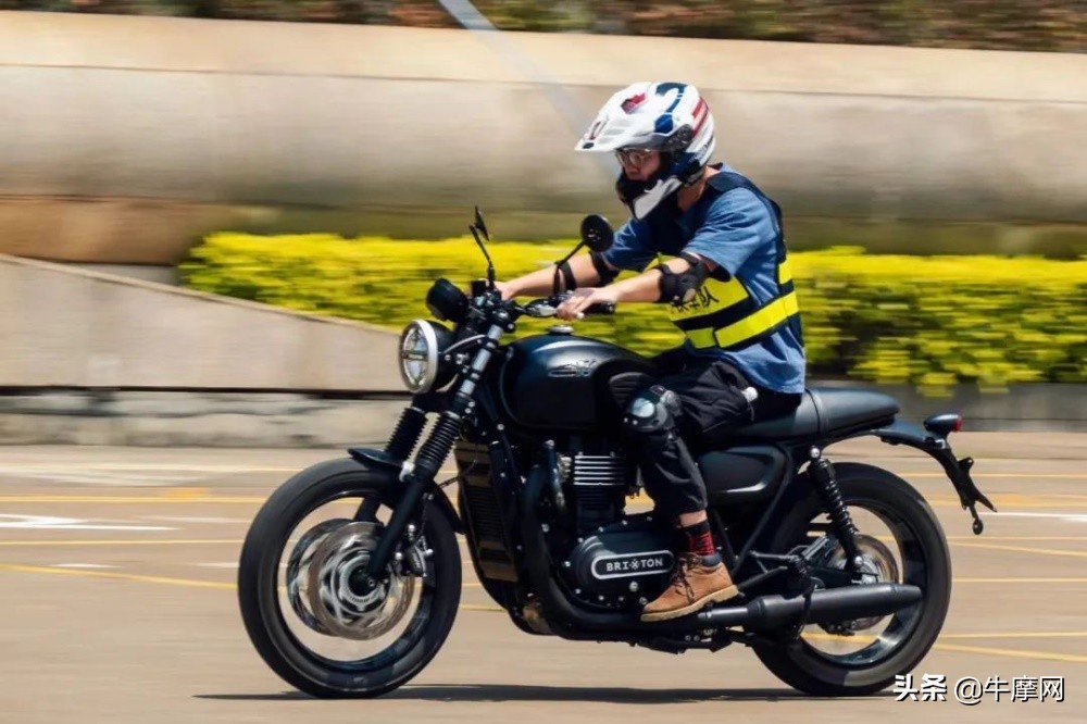 摩生人：整车厂拼配置，只能证明你不行而不是行